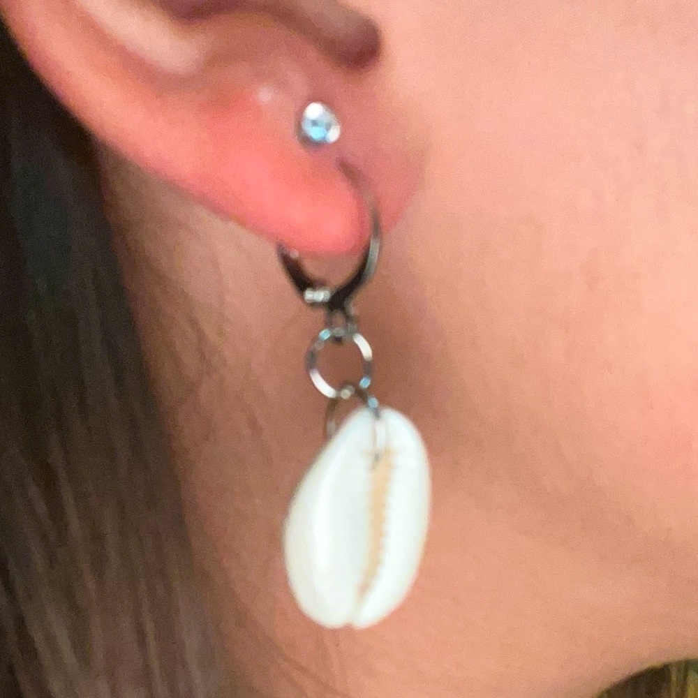 PUKA SHELL HUGGIE HOOPS